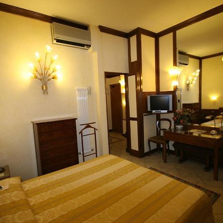 Hotel Italia City Center มานโตวา ภายนอก รูปภาพ