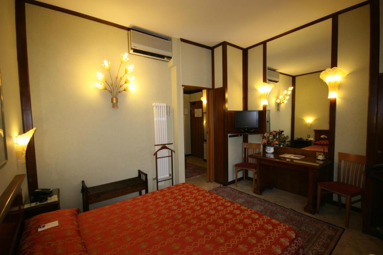Hotel Italia City Center มานโตวา ภายนอก รูปภาพ
