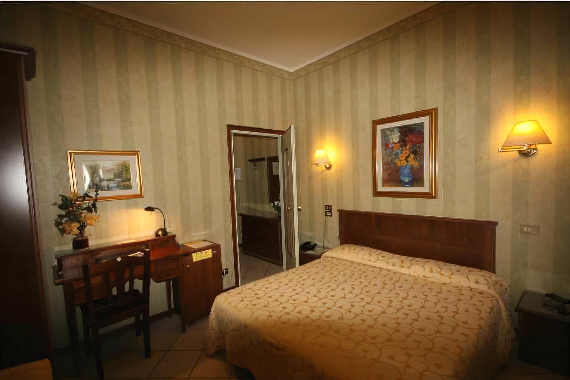 Hotel Italia City Center มานโตวา ภายนอก รูปภาพ