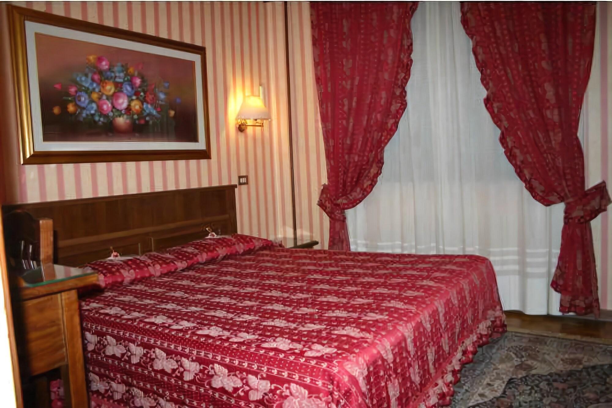 Hotel Italia City Center มานโตวา ภายนอก รูปภาพ